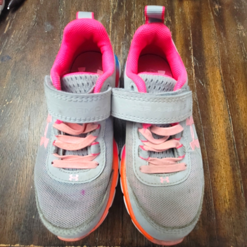 Girls under armour shoes - Picture 1 of 3
